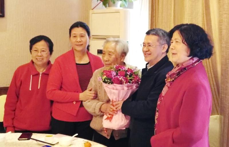十大成人直播平台
领导、校友代表与原中山医卫校副校长刘如琼合影